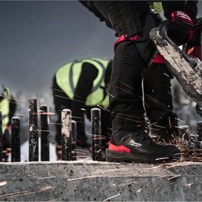 Chaussure de sécurité montante Milwaukee ARMOURTRED en utilisation