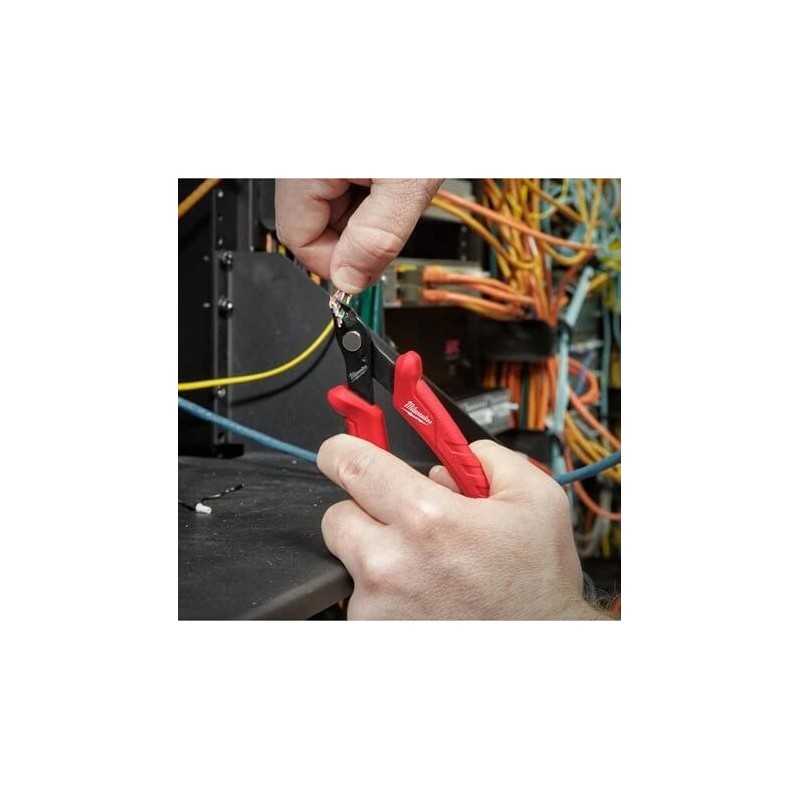 Mini pince coupante Milwaukee à coupe rasante - 4932499024 en utilisation