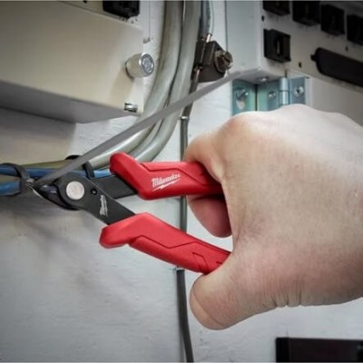Mini pince coupante Milwaukee à coupe rasante - 4932499024 en utilisation