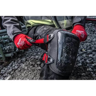 Genouillères rigides Milwaukee HARD KNEE PAD - 4932478137 en utilisation