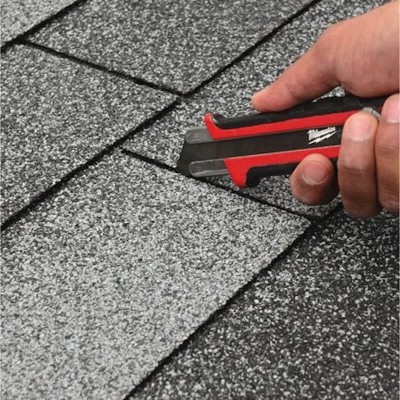 Cutter à lame sécable 25 mm Milwaukee - 48221962 en utilisation