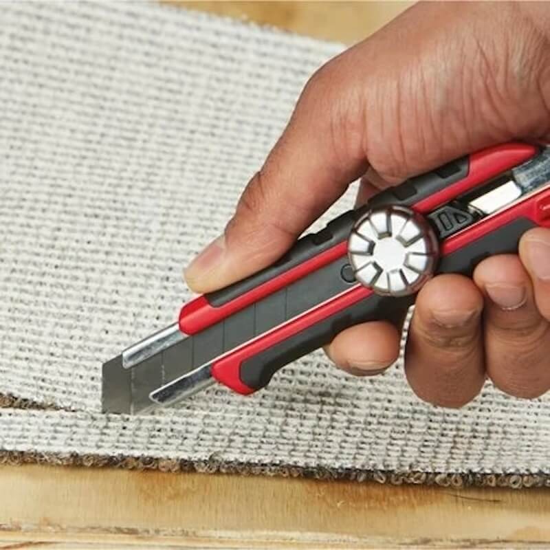 Cutter à lame sécable 18 mm Milwaukee - 48221961 en utilisation