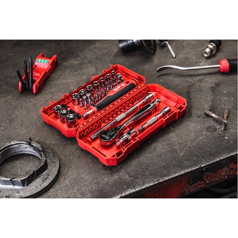 Coffret cliquet, douilles et embouts 1/4" Milwaukee 38 pièces - 4932498381 en utilisation