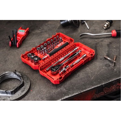 Coffret cliquet, douilles et embouts 1/4" Milwaukee 38 pièces - 4932498381 en utilisation