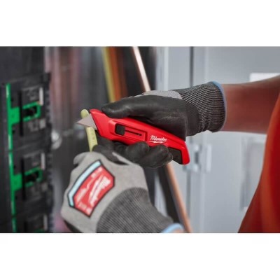 Cutter à lame rétractable Milwaukee - 4932492378 en utilisation
