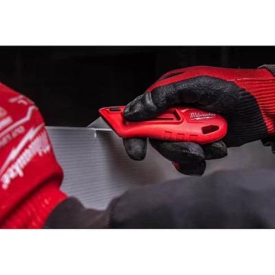 Cutter à lame rétractable compact Milwaukee - 4932492379 en utilisiation