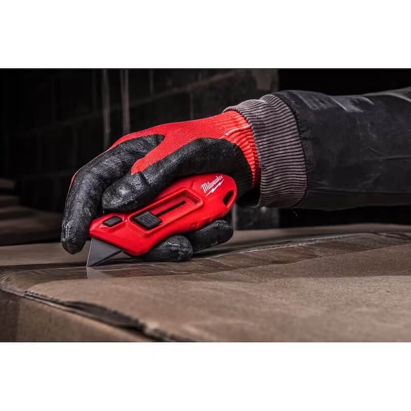 Cutter à lame rétractable compact Milwaukee - 4932492379 en utilisiation