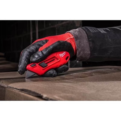 Cutter à lame rétractable compact Milwaukee - 4932492379 en utilisiation