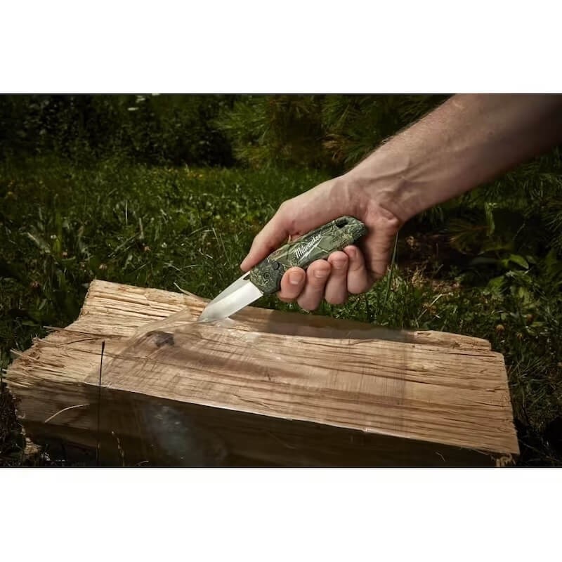 Couteau pliant Milwaukee FASTBACK™ Camouflage - 4932492375 en utilisation