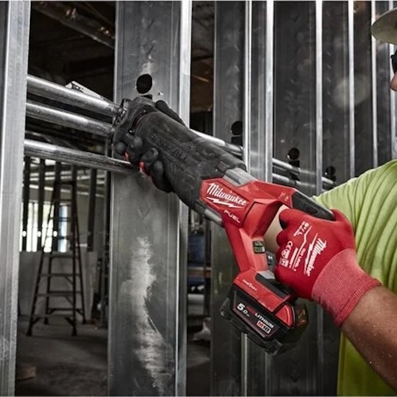 Scie sabre Milwaukee M18 FUEL ONE-KEY 18 V en utilisation