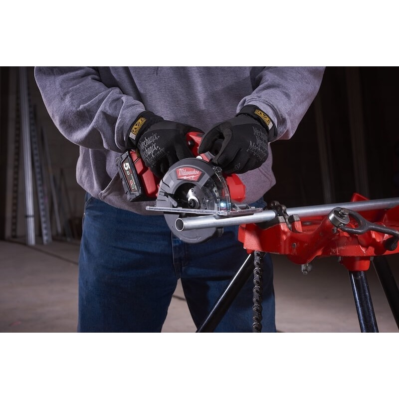Scie circulaire à métaux Milwaukee M18 FUEL 57 mm en utilisation
