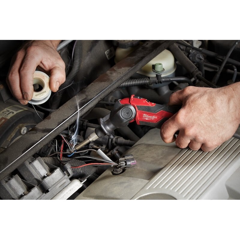 Fer à souder sans fil M12 SI-0 12V - MILWAUKEE - 4933459760 en utilisation