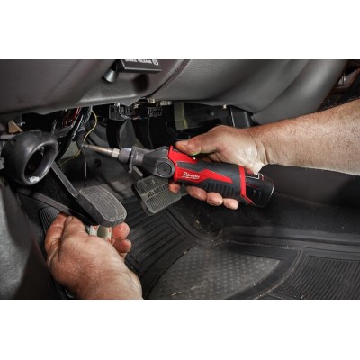 Fer à souder sans fil M12 SI-0 12V - MILWAUKEE - 4933459760 en utilisation