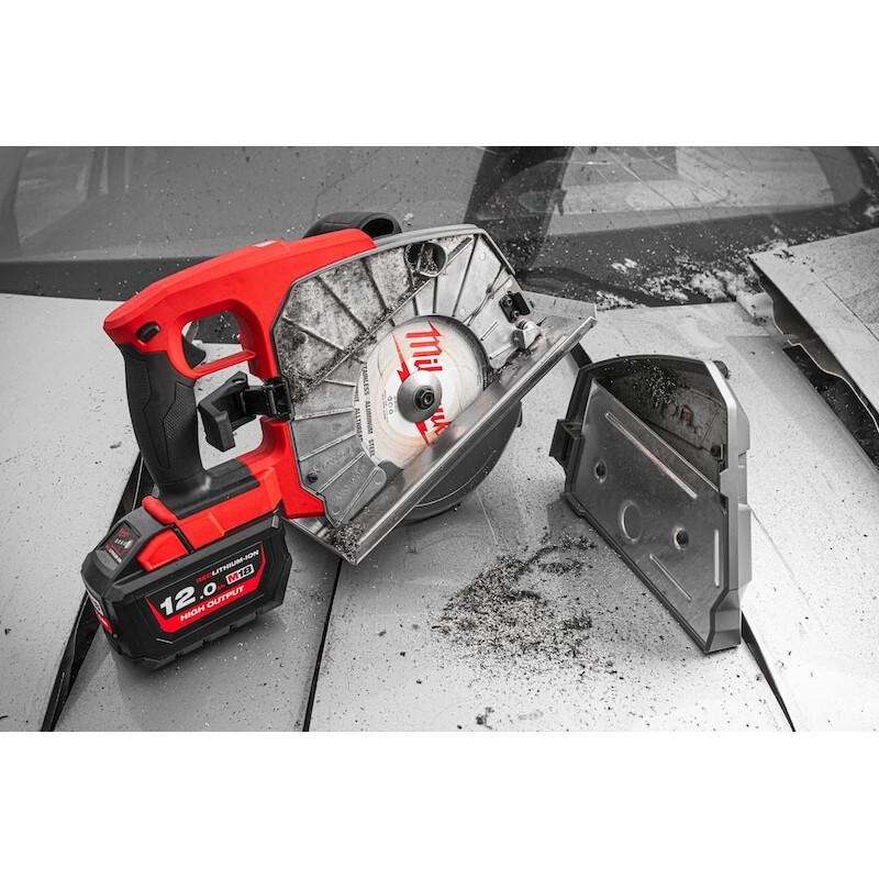 Scie circulaire à métaux M18 FUEL™ FMCS66-0C 66 mm - MILWAUKEE - 4933472110 en utilisation