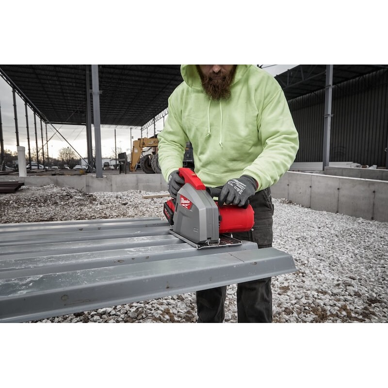 Scie circulaire à métaux M18 FUEL™ FMCS66-0C 66 mm - MILWAUKEE - 4933472110 en utilisation
