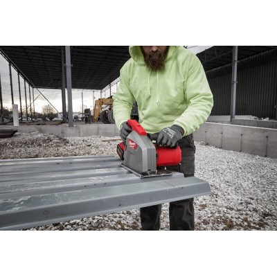Scie circulaire à métaux M18 FUEL™ FMCS66-0C 66 mm - MILWAUKEE - 4933472110 en utilisation