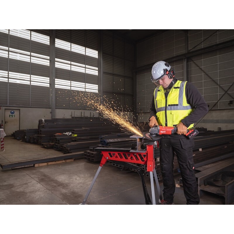Meuleuse 230 mm M18 FUEL™ ONE-KEY™ avec frein - MILWAUKEE - 4933478782 en utilisation