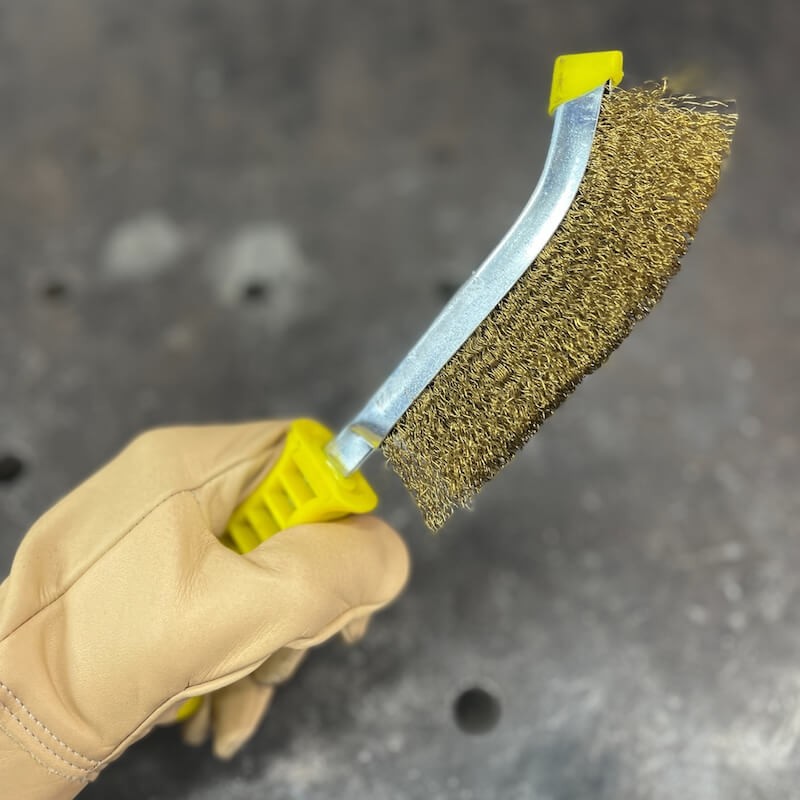 brosse-acier-laiton-avec-manche-plastique-jaune-2