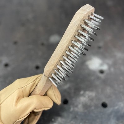 brosse-4-rangs-inox-avec-manche-en-bois 2