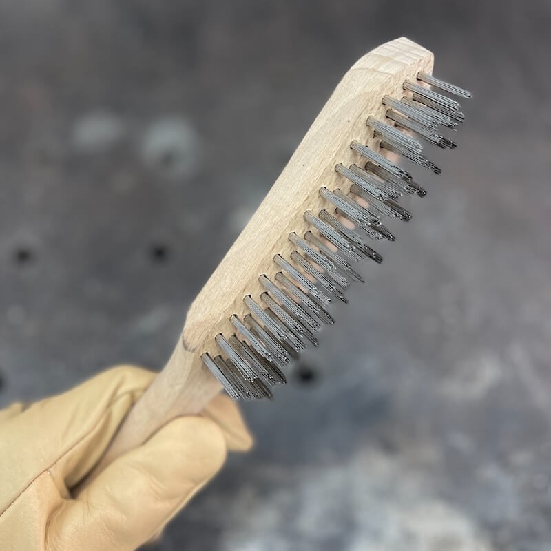 brosse-4-rangs-en-acier-avec-manche-en-bois-2