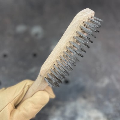 brosse-4-rangs-en-acier-avec-manche-en-bois 2