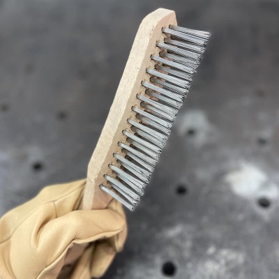 brosse-de-soudeur-angle-acier-avec-manche-en-bois 2