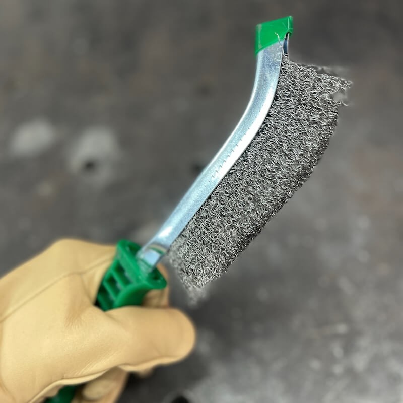 brosse-inox-avec-manche-plastique-vert-2
