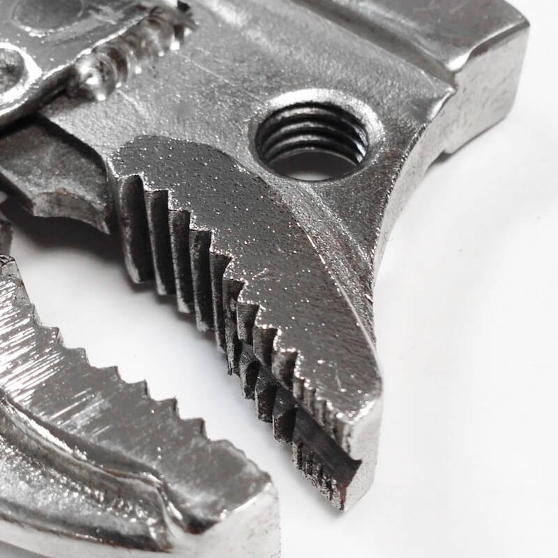 pince-a-machoire-en-c-avec-tete-marteau-vu-dents