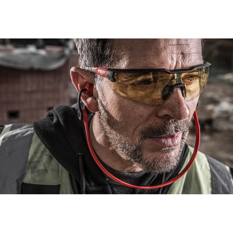lunettes-de-securite-milwaukee-anti-buee-anti-rayure-jaunes-2