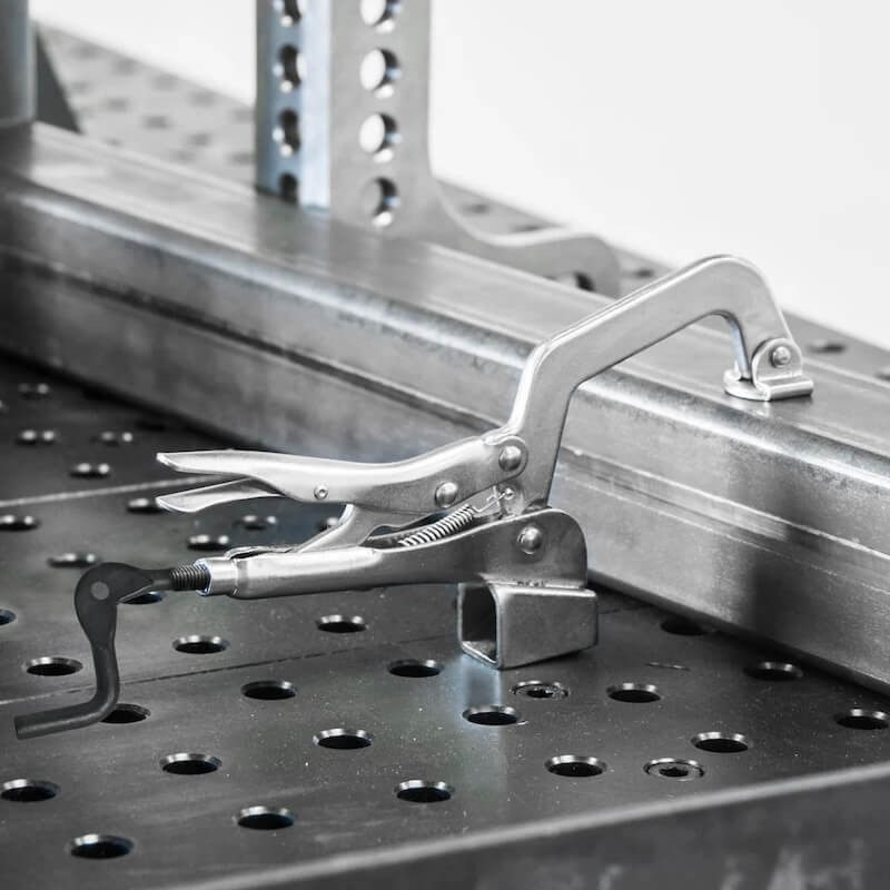 pince-a-inserer-50-mm-pour-trou-de-16mm-en-utilisation