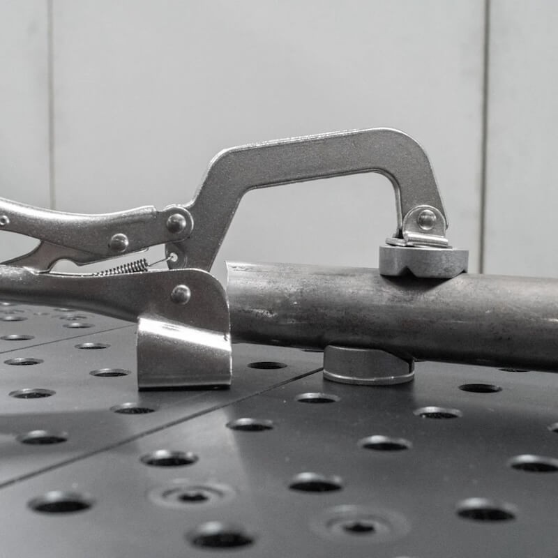 pince-a-inserer-50-mm-pour-trou-de-16mm-en-utilisation-2