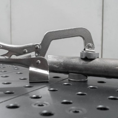 pince-a-inserer-50-mm-pour-trou-de-16mm-en-utilisation-2