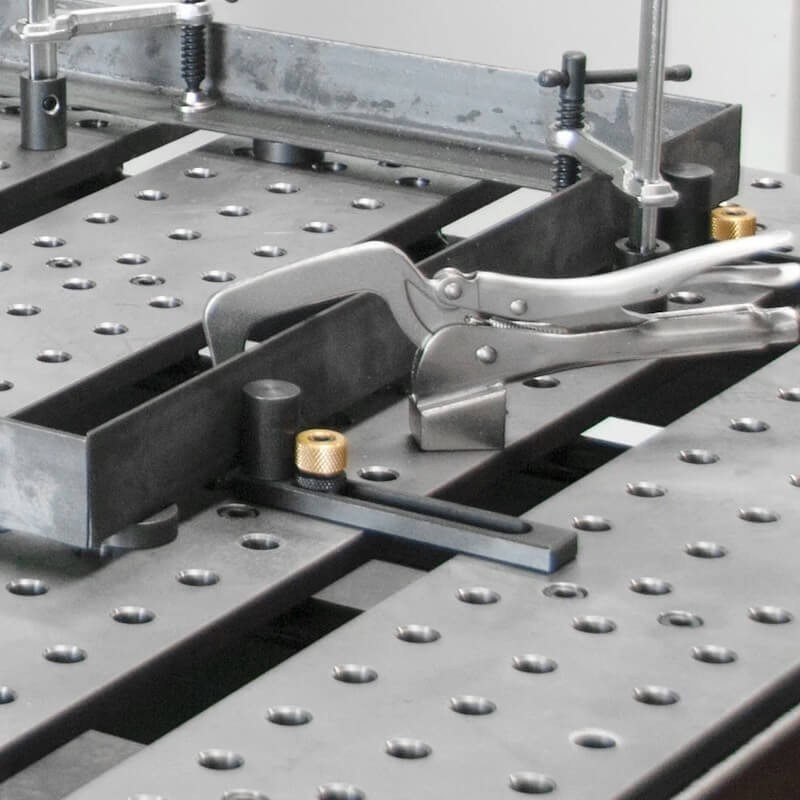 pince-a-inserer-50-mm-pour-trou-de-16mm-en-utilisation-3