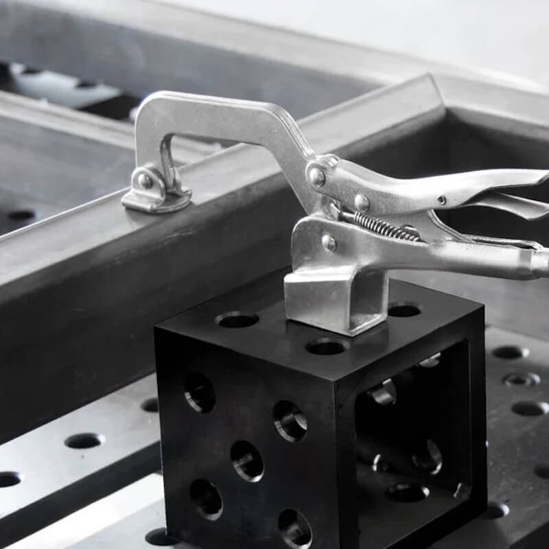 pince-a-inserer-50-mm-pour-trou-de-16mm-en-utilisation-4