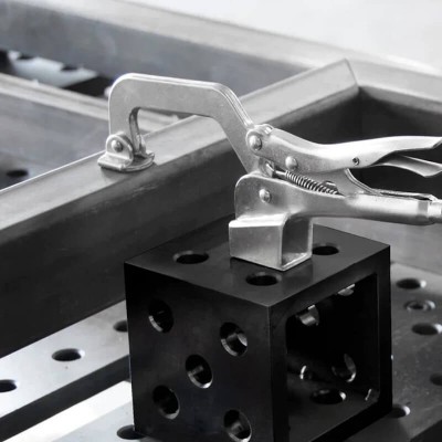 pince-a-inserer-50-mm-pour-trou-de-16mm-en-utilisation-4