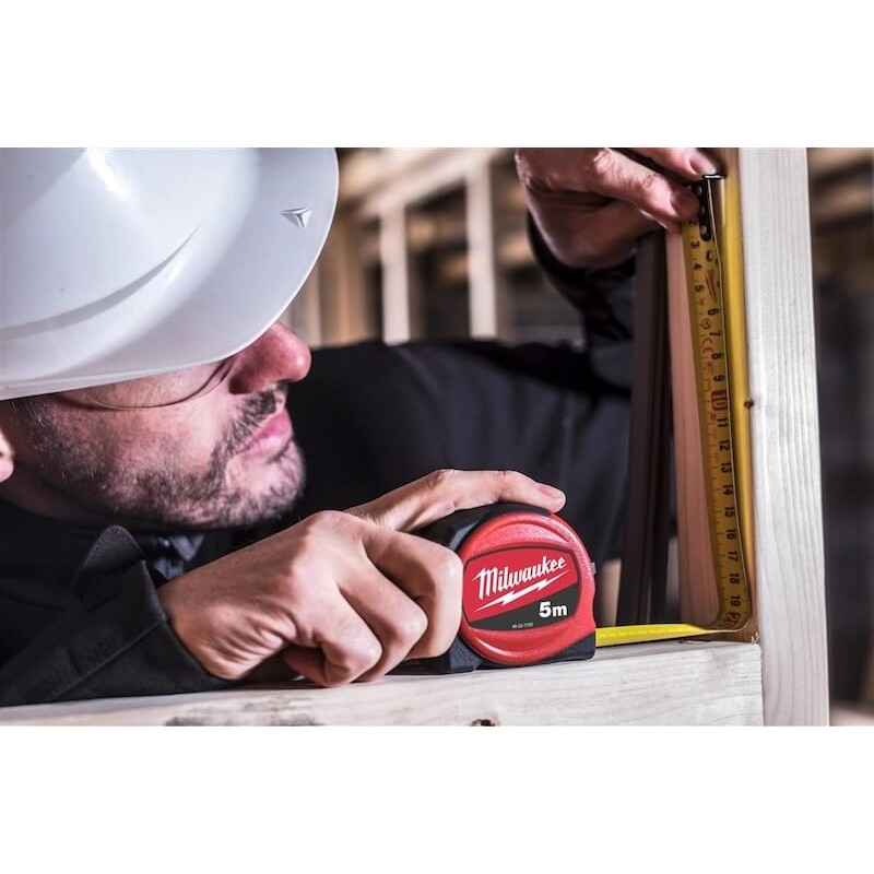 metre-a-ruban-compact-3m-milwaukee-en-utilisation
