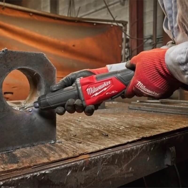 Meuleuse droite sans fil 18V Milwaukee M18 FUEL avec frein et variateur en utilisation
