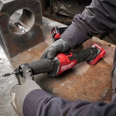 Meuleuse droite sans fil 18V Milwaukee M18 FUEL avec frein et variateur en utilisation