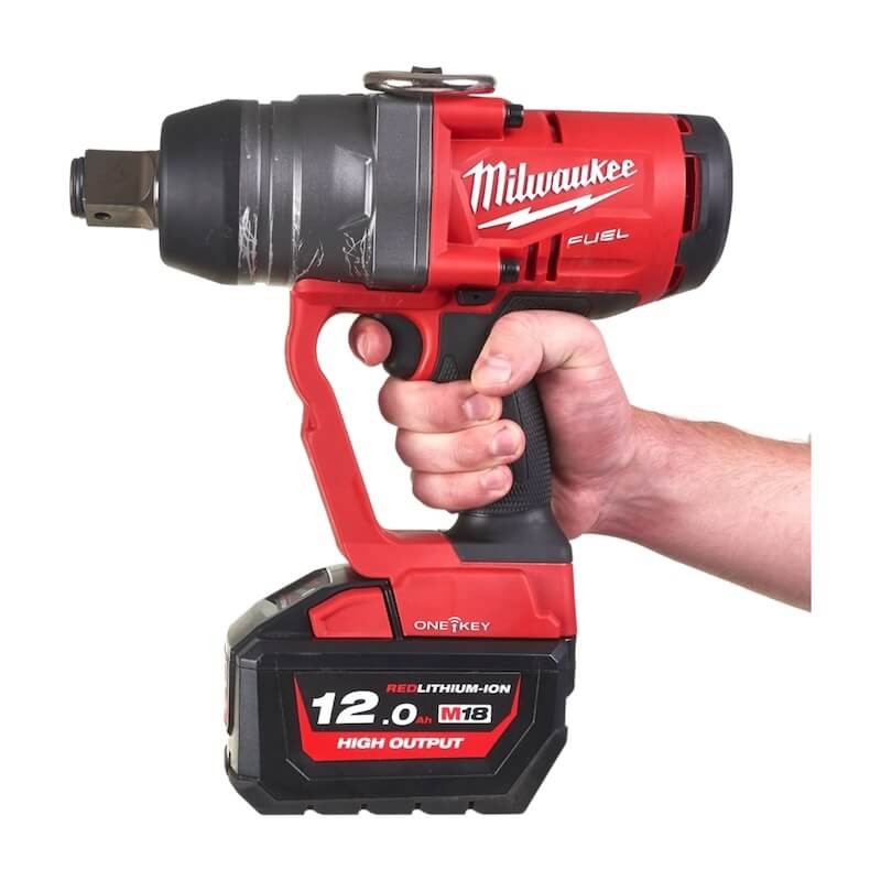 Boulonneuse à choc 1" 18V Milwaukee M18 FUEL ONE-KEY - 4933459732 en main