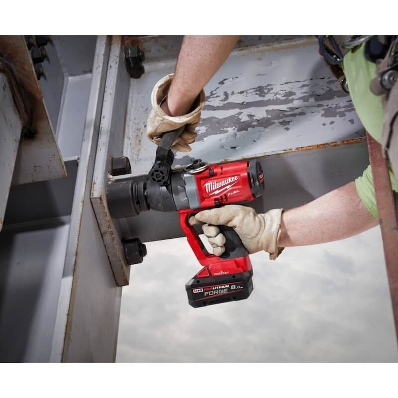 Boulonneuse à choc 1" 18V Milwaukee M18 FUEL ONE-KEY - 4933459732 en utilisation