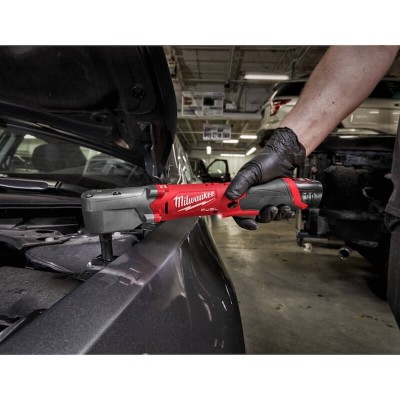 Boulonneuse d’angle 1/2" 12V Milwaukee M12 FUEL - 4933471699 en utilisation