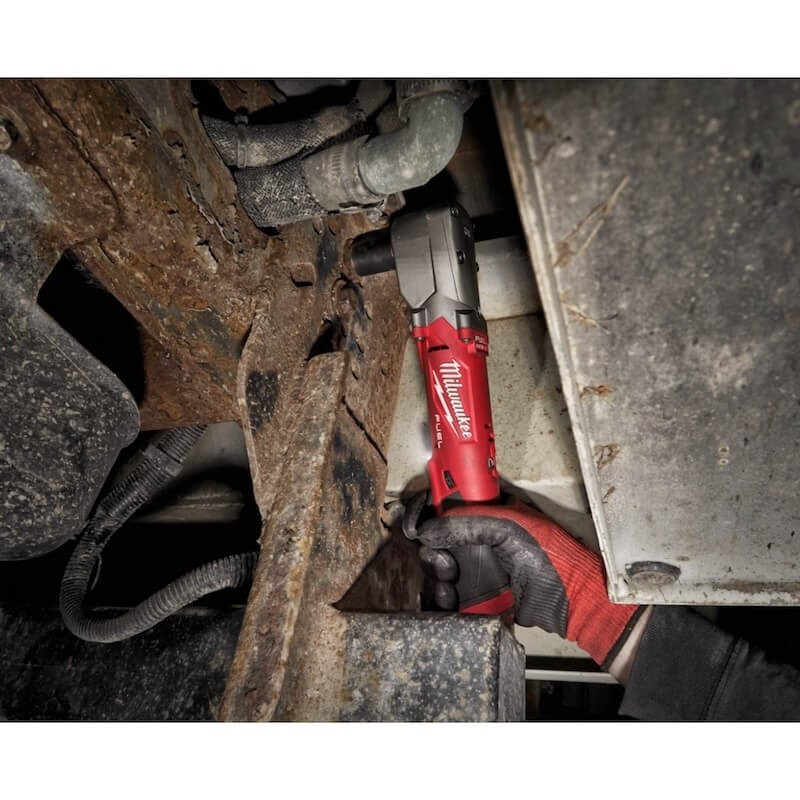 Boulonneuse d’angle 1/2" 12V Milwaukee M12 FUEL - 4933471699 en utilisation