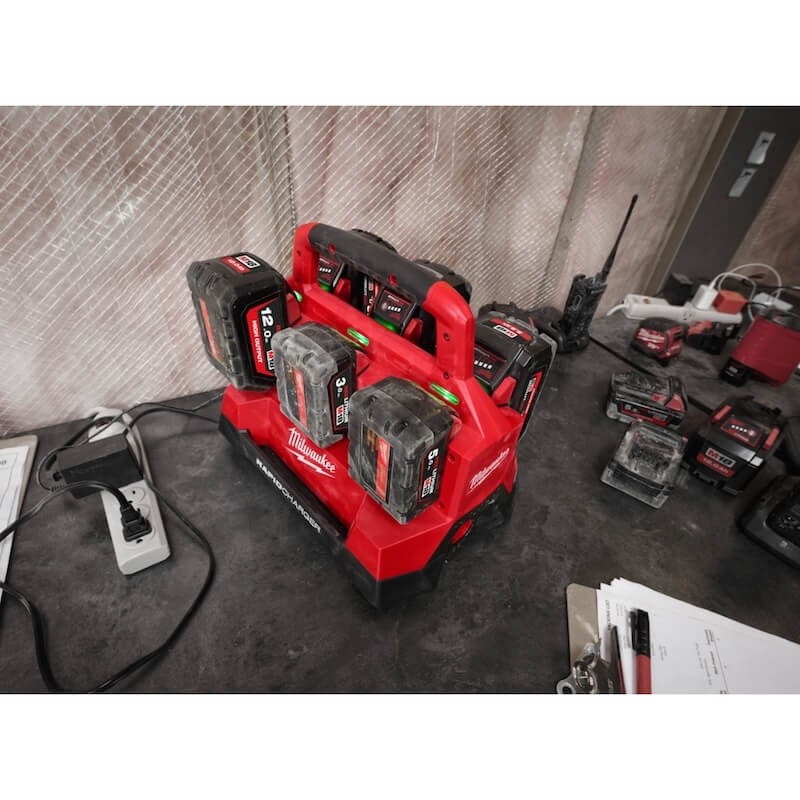 Chargeur rapide 6 ports Milwaukee M18 PACKOUT M18 PC6 - 4932480162 en utilisation