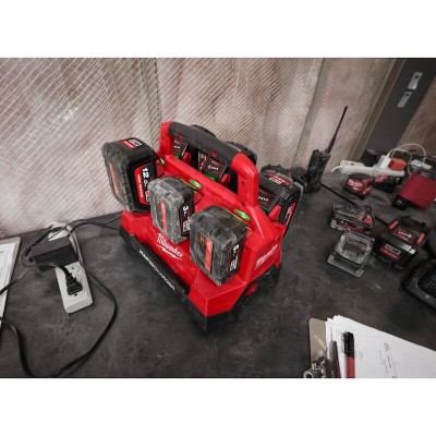 Chargeur rapide 6 ports Milwaukee M18 PACKOUT M18 PC6 - 4932480162 en utilisation