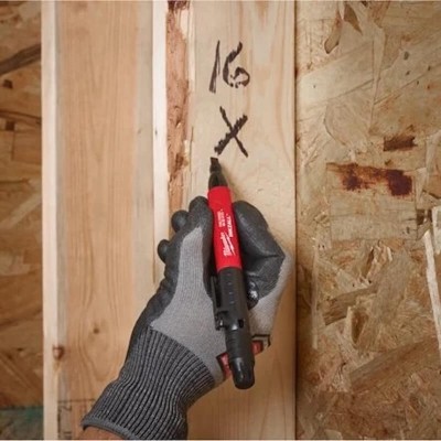 Marqueur double pointe fine Milwaukee en utilisation sur bois