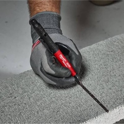 Marqueur double pointe fine Milwaukee en utilisation sur beton