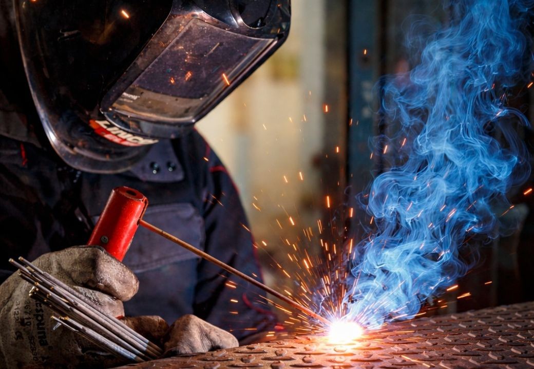 Pourquoi mon électrode MMA colle-t-elle à la pièce ?